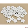 Kép 1/2 - Fa figura virágok fehér 2, 5cmx3mm 50db/cs