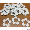 Kép 2/4 - Fa figura virágok fehér lyukkal 5cmx3mm 20db/cs