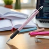 Kép 2/2 - Faber Castell nyomósiron 0,5mm Töltőceruza GRIP 1345 rózsa árnyékok