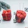 Kép 2/3 - Karácsonyfa dísz ajándékdoboz masnival  SDKAE25 4,2x4,2x3,7cm