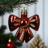 Kép 2/2 - Karácsonyi dekor akasztós 24' piros arany masni, műanyag glitteres 6cmx6cm sdkae 2db/szet