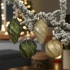 Kép 2/2 - Karácsonyi fenyődísz gömb 24' csavart mintás, 4 féle zöld, arany üveg glitteres D.8cm sdkae 1/db