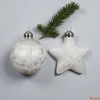 Kép 2/2 - Karácsonyi fenyődísz gömb 24' Kézzel festett jeges csillámos D.8cm sdkae
