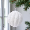 Kép 3/3 - Karácsonyi fenyődísz gömb 24új glitteres,csavart mintás fehér D.8cm sdkae