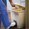 Kép 2/2 - Pedálos szemetes 30 műanyag bézs RUBBERMAID