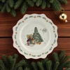 Kép 2/2 - Porcelán tányér karácsonyi mintás maci  26,3cm  SDKAE25 fenyőfával