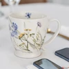 Kép 2/7 - Bögre porcelán 510ml talpas, MELODY Díszdobozban