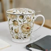 Kép 2/8 - Bögre porcelán 510ml talpas, teaszűrővel ENGLISH ROSES WHITE Díszdobozban