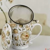 Kép 3/8 - Bögre porcelán 510ml talpas, teaszűrővel ENGLISH ROSES WHITE Díszdobozban