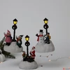 Kép 1/7 - Téliváros karácsonyi dioráma ' LED-del, téli jelenet lámpással : 8x6x13 cm kpm müködtetés elemmel