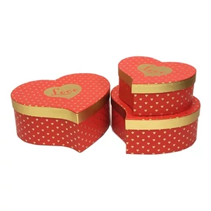Ajándék doboz szív 20,5x18x8,5cm  piros doboz arany szív 1db/ár