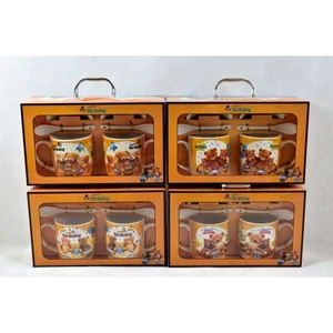 Bögre porcelán 360ml páros, füles díszdobozban kanál+tető Happy Birthday macis 9x8,5cm 4 féle