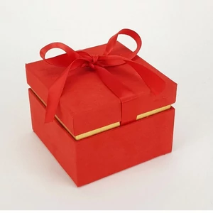 Díszdoboz masnival piros Méretek: mag.: 9cm, szél: 12cm