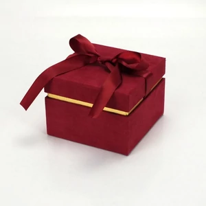 Díszdoboz masnival bordó Méretek: mag.: 9cm, szél: 12cm