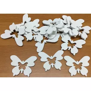 Fa figura pillangó fehér lyukkal 5cmx4cmx3mm 15db/cs