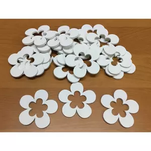 Fa figura virágok fehér lyukkal 5cmx3mm 20db/cs