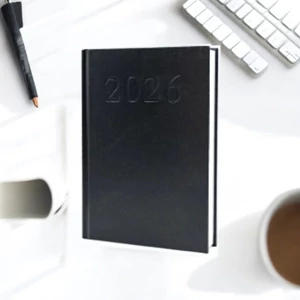 Határidőnapló A/5 2026 napi agenda Standard fekete fehérlapokkal Bluering