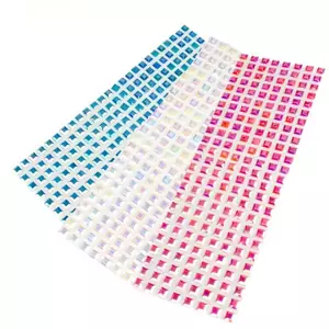 Öntapadós gyöngyházas kockák 200db/lap vegyes színekben, rózsaszín fehér, kék