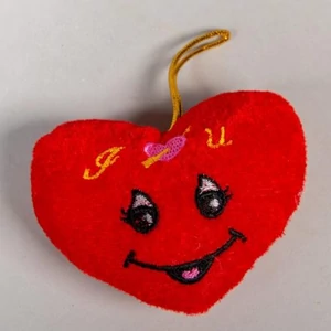 Valentin napi plüss akasztós piros, szív mosolygós, 10,5x7,5cm