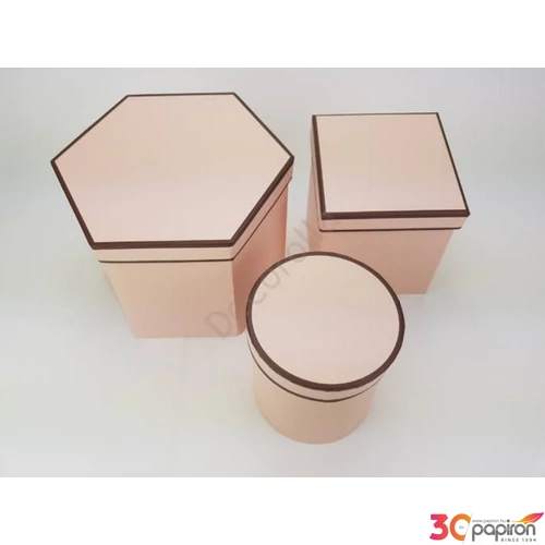 Díszdoboz négyszög alakú M pasztell rózsaszín színű barna szegős S/3/2 [5998997732644] 13,5x13,5cm-es