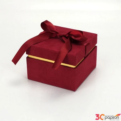 Díszdoboz masnival bordó Méretek: mag.: 9cm, szél: 12cm