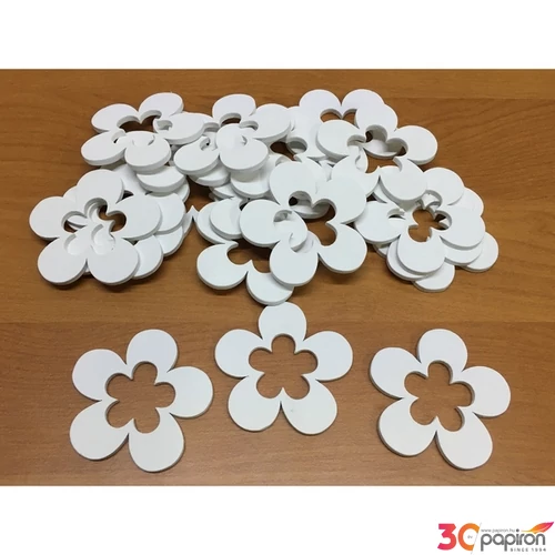 Fa figura virágok fehér lyukkal 5cmx3mm 20db/cs
