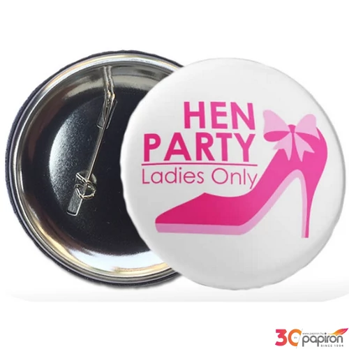 Party Party kitűző lánybúcsúra 58mm, Hen party felirattal Ladies only