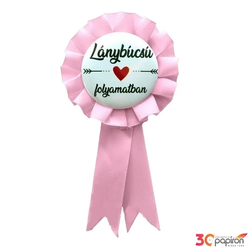 Party Party kitűző szalagos Lánybúcsú folyamatban, sötét pink szalaggal